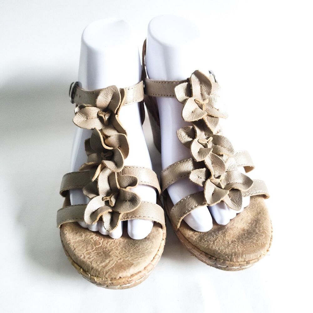 Bolo Born Metallic Gold Leather T-Strap Flowers Womens Size 8 Wedge Heel Sandals - Picture 4 of 10